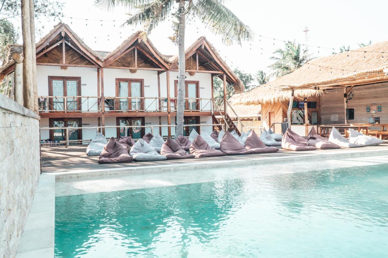Mad Monkey Gili Trawangan Hostel Exterior photo The resort's pool