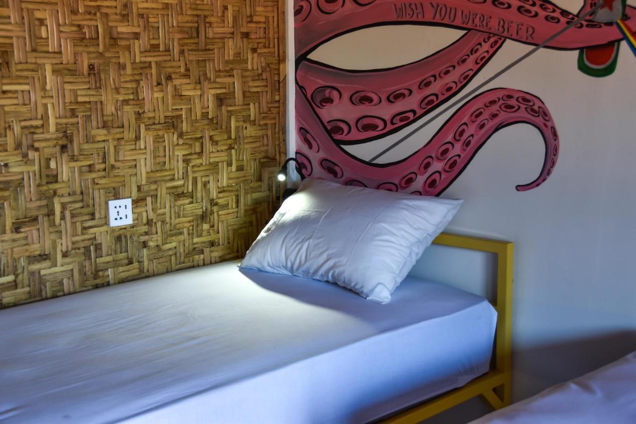 Mad Monkey Gili Trawangan Hostel Exterior photo A bed with a pillow