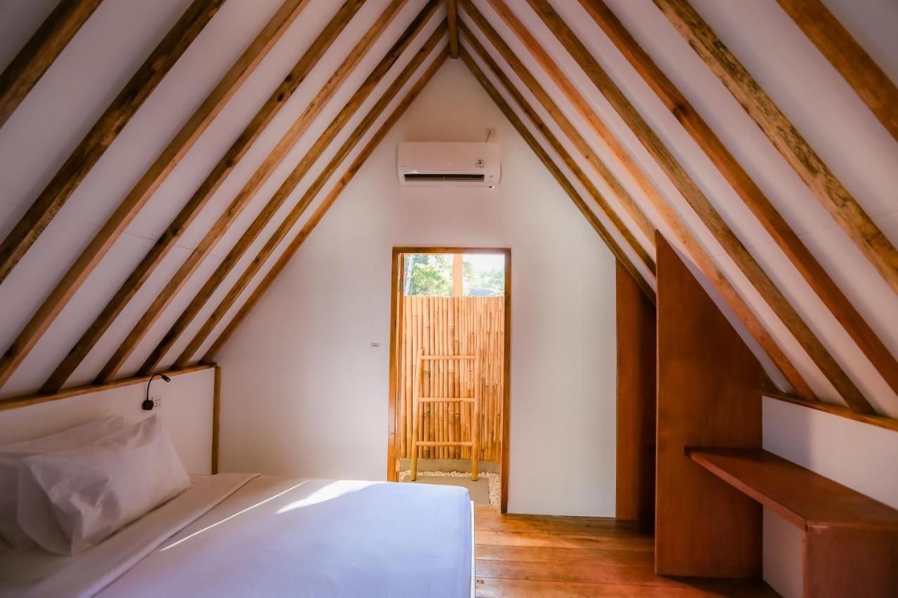 Mad Monkey Gili Trawangan Hostel Exterior photo Interior of a bedroom