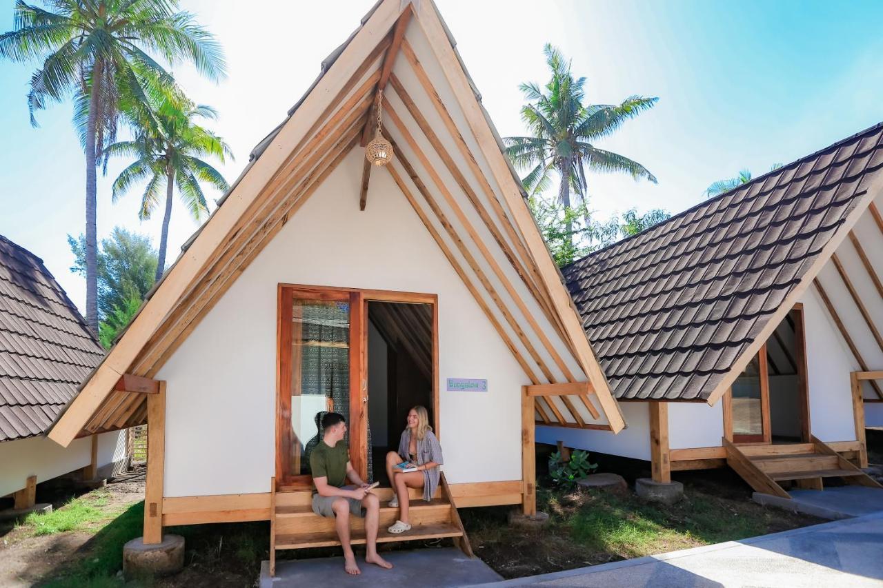 Mad Monkey Gili Trawangan Hostel Exterior photo A bungalow at the resort