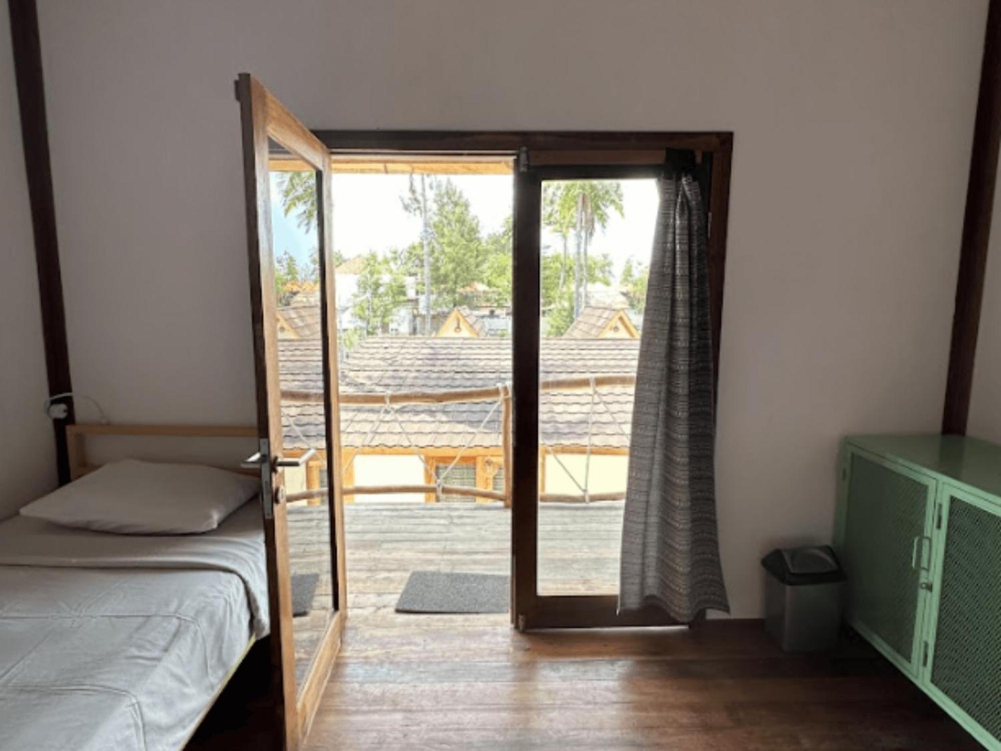Mad Monkey Gili Trawangan Hostel Exterior photo A room at the resort