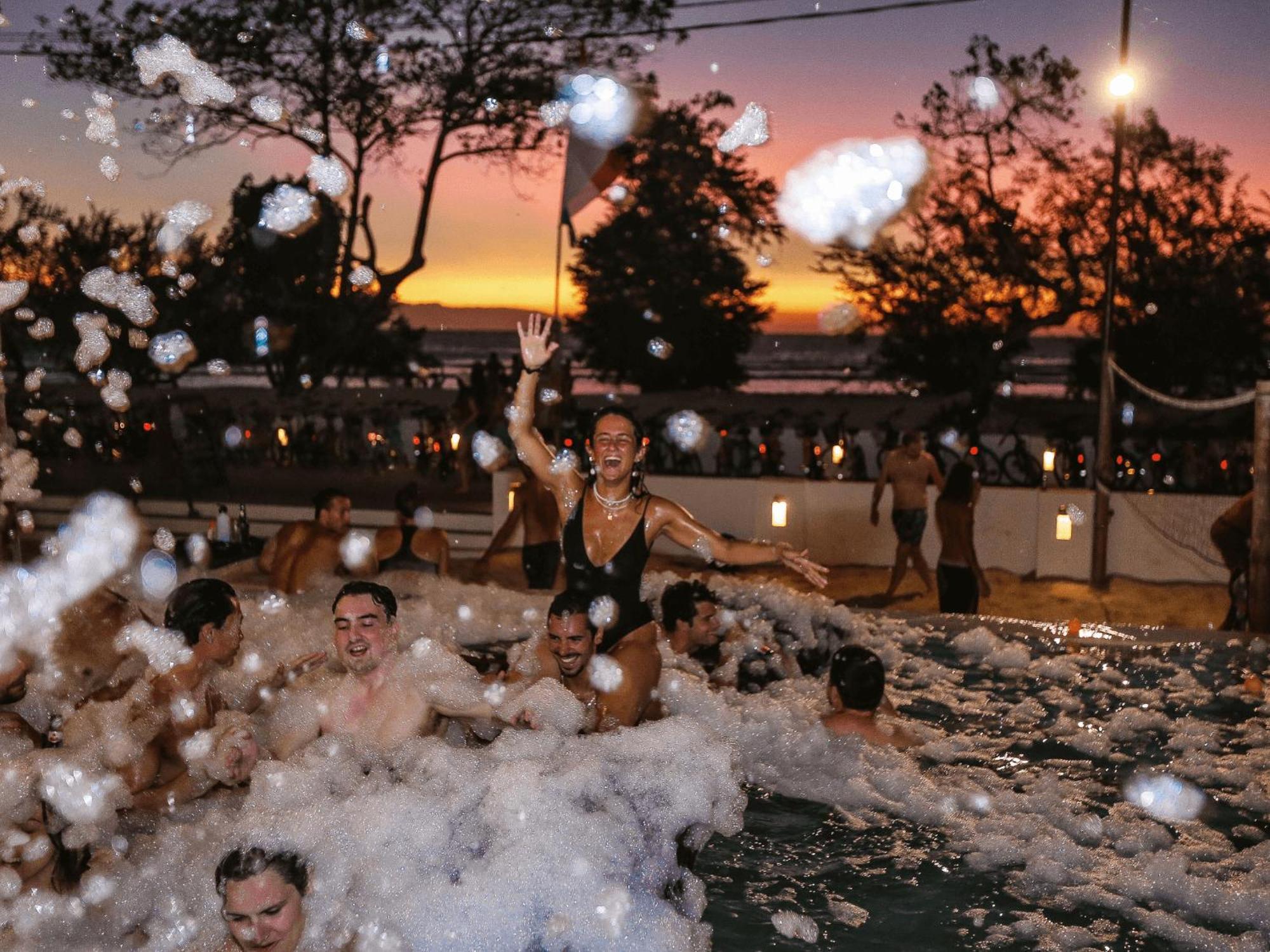 Mad Monkey Gili Trawangan Hostel Exterior photo Bubble party in Croatia