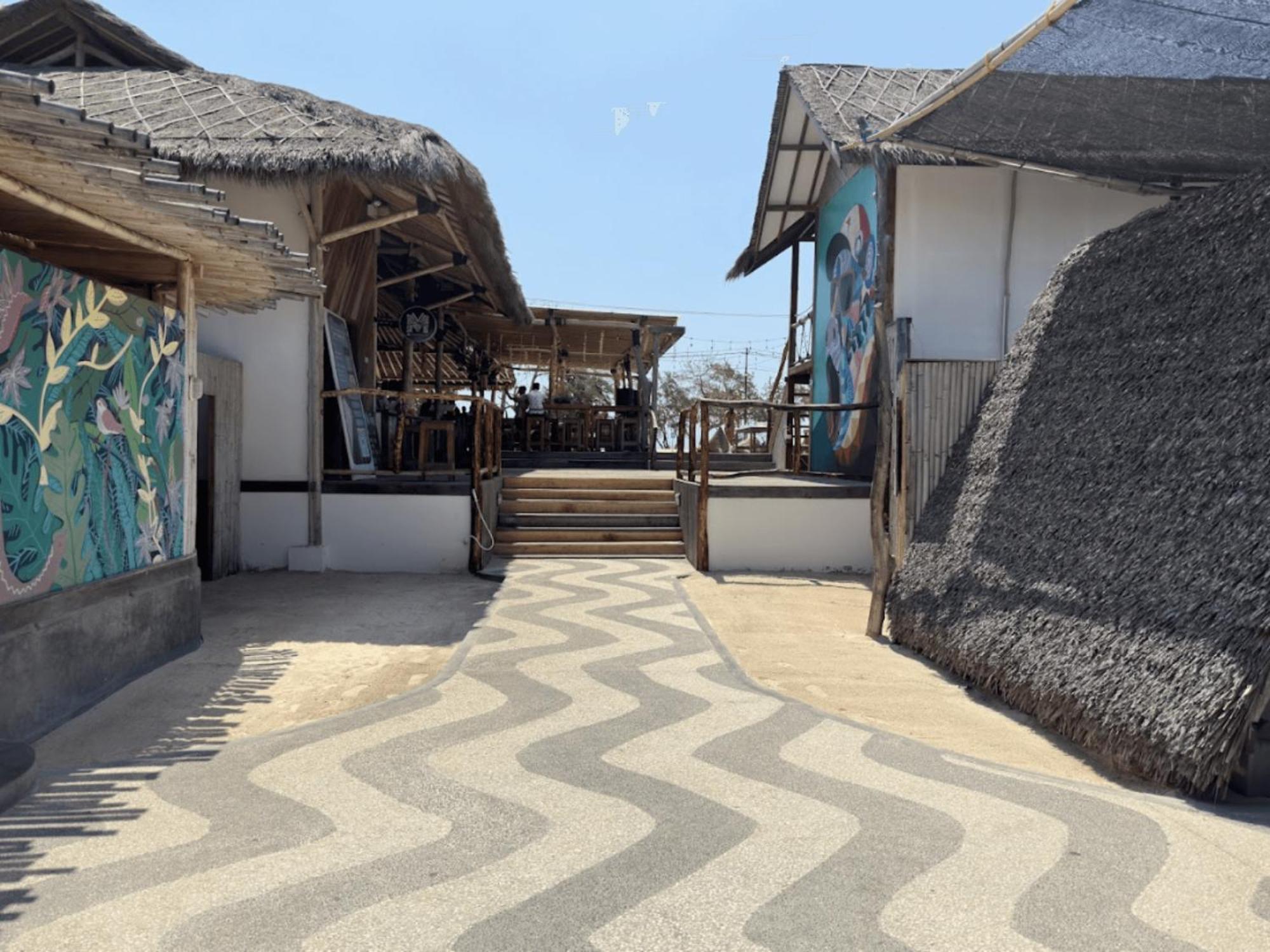 Mad Monkey Gili Trawangan Hostel Exterior photo The beach of the resort
