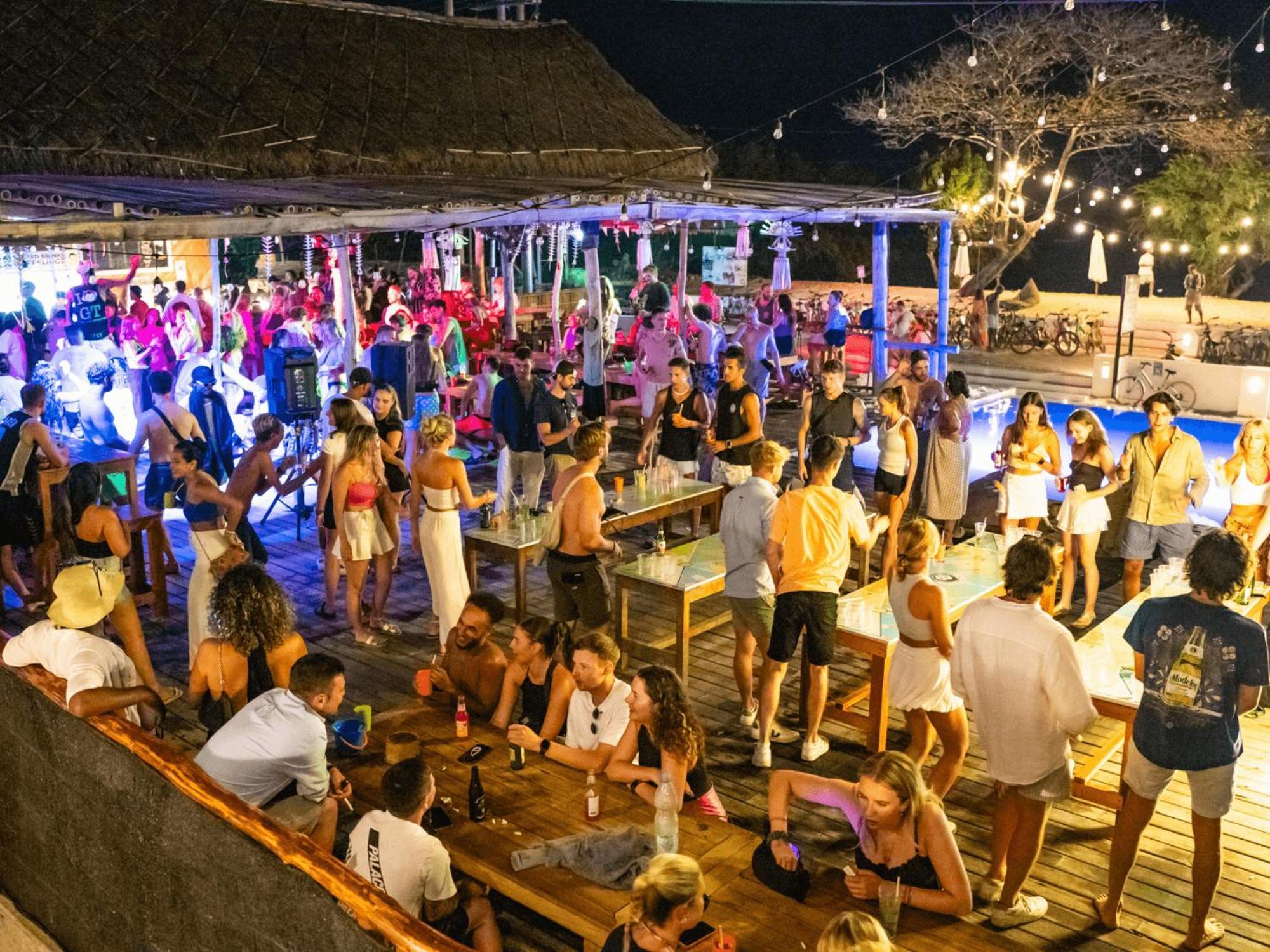 Mad Monkey Gili Trawangan Hostel Exterior photo The bar at night