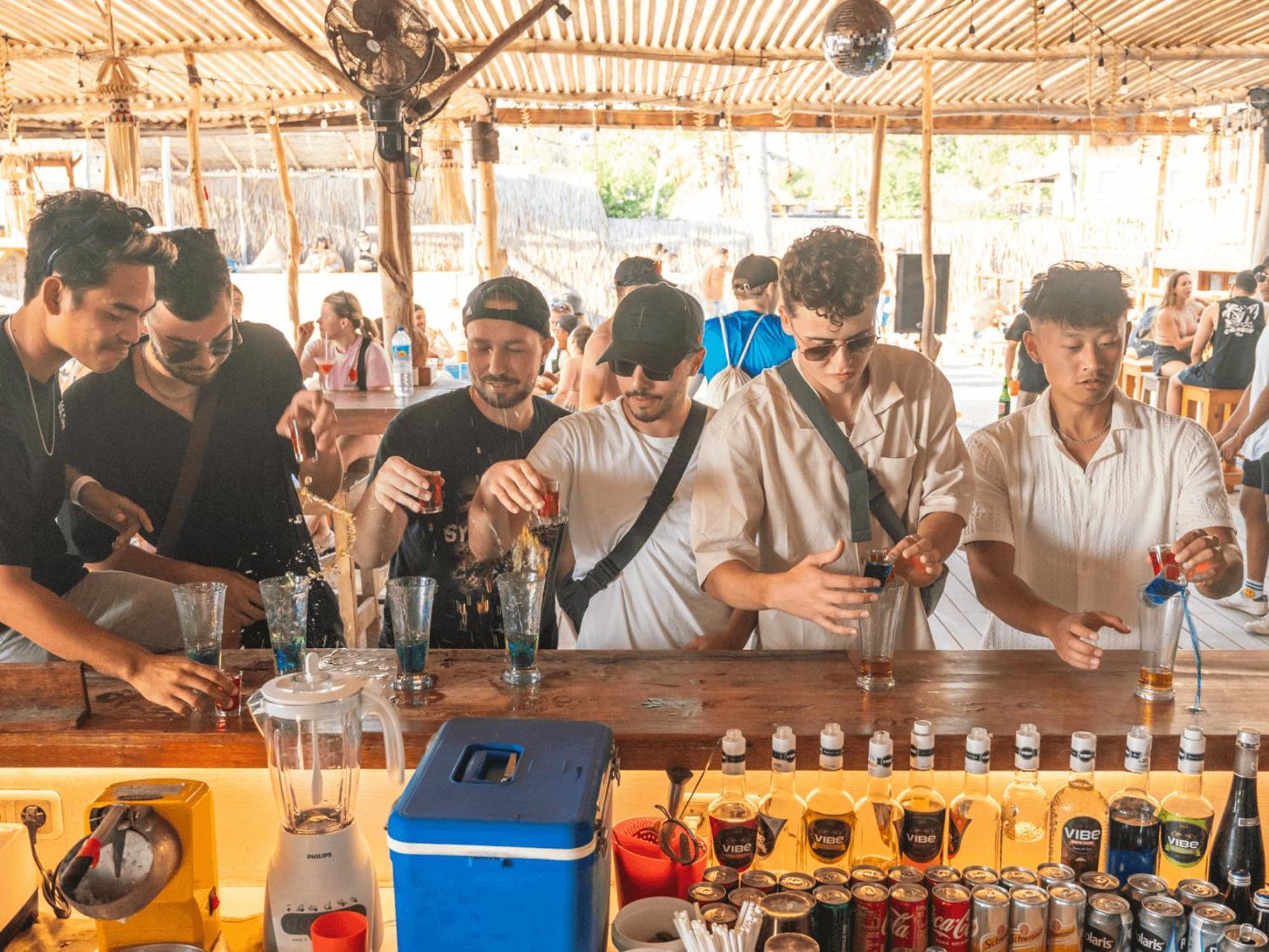 Mad Monkey Gili Trawangan Hostel Exterior photo A bar in Goa, India