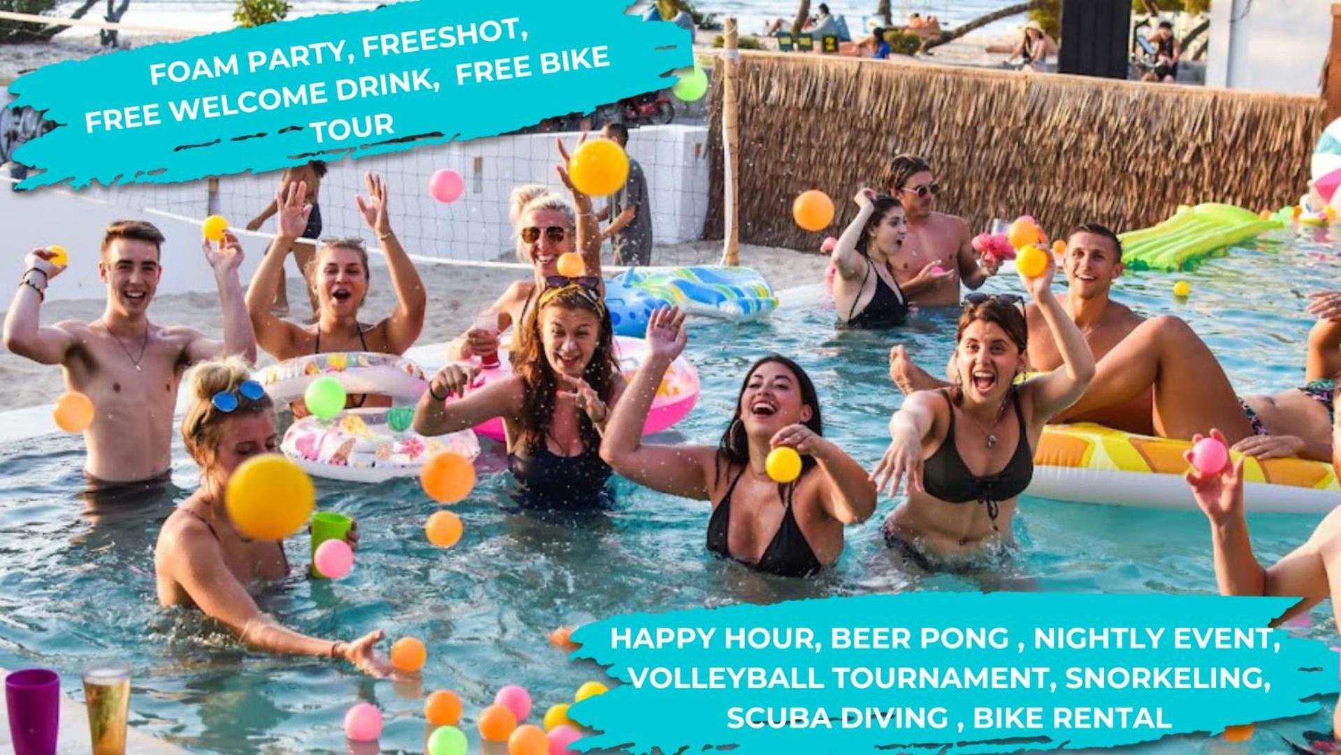 Mad Monkey Gili Trawangan Hostel Exterior photo The pool party at the resort