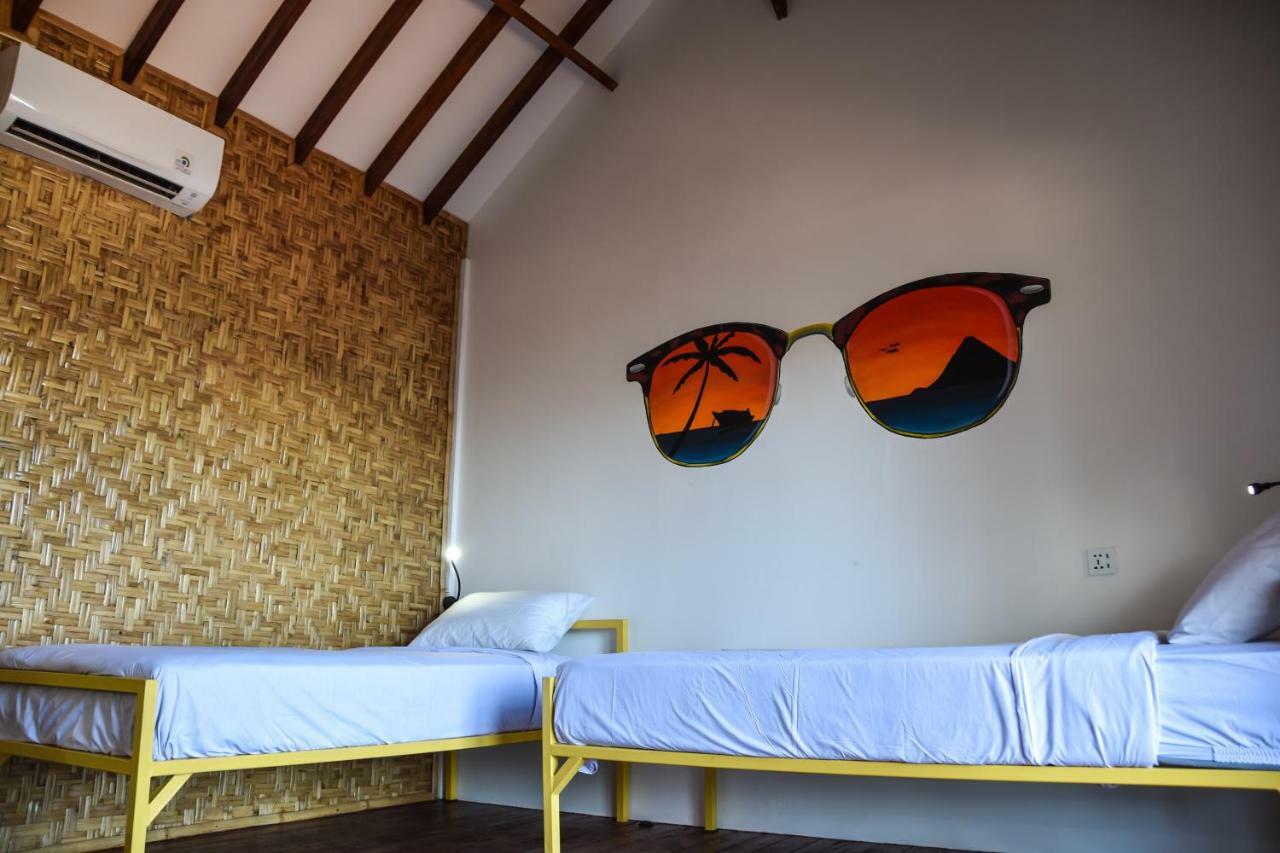 Mad Monkey Gili Trawangan Hostel Exterior photo A room at the resort