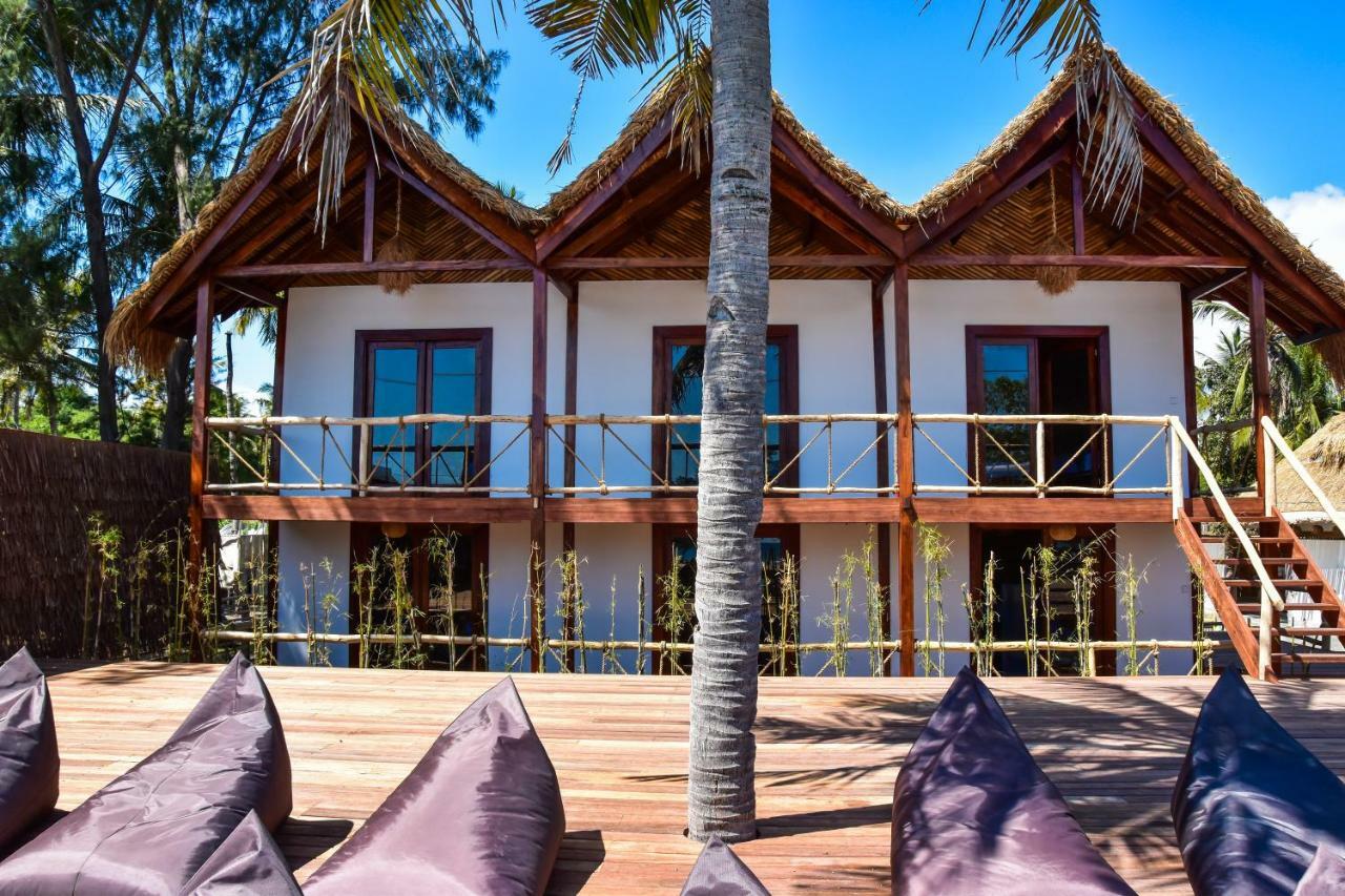 Mad Monkey Gili Trawangan Hostel Exterior photo The resort's bungalows