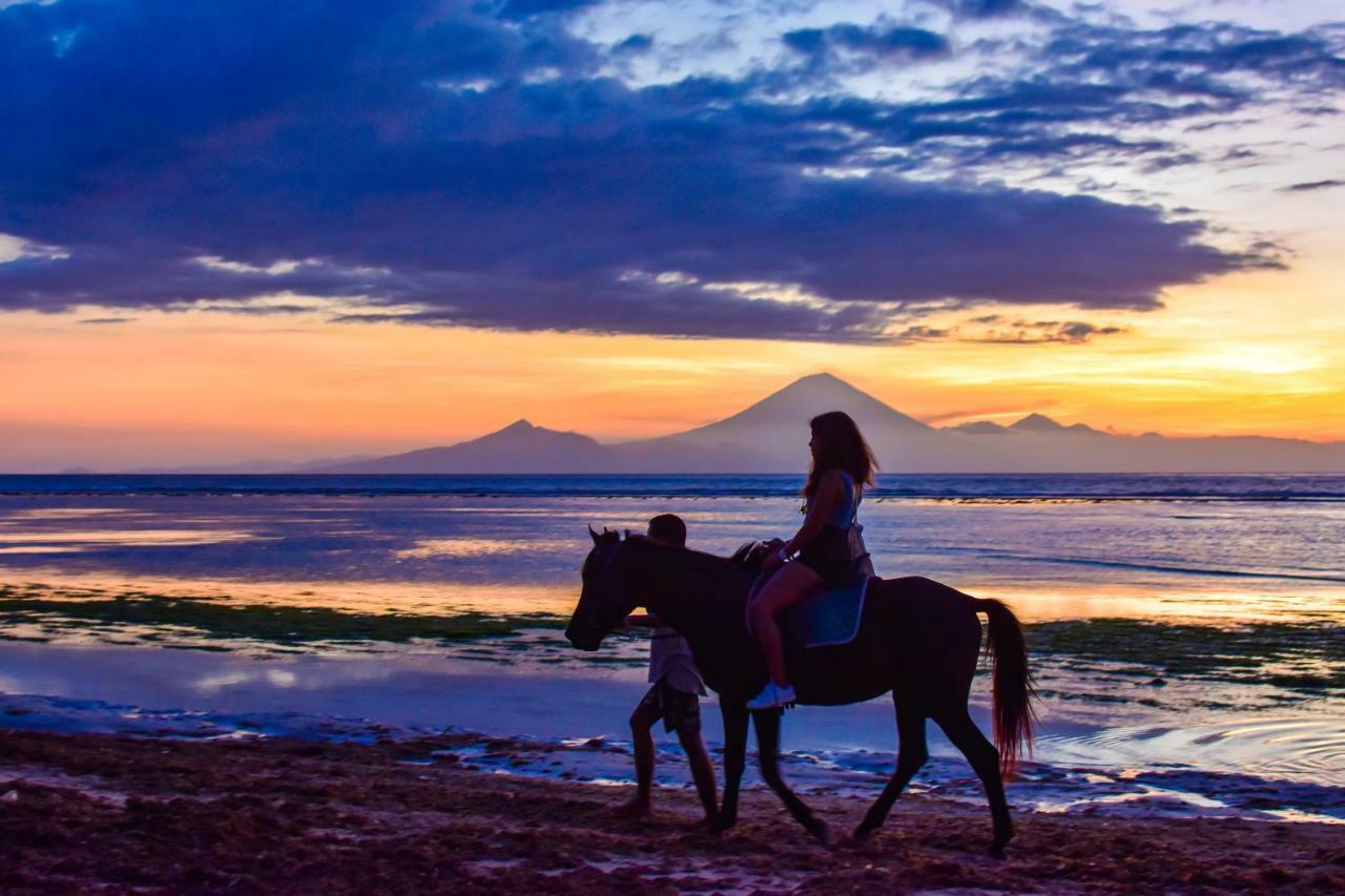 Mad Monkey Gili Trawangan Hostel Exterior photo Sunset at Tanjung Lesung