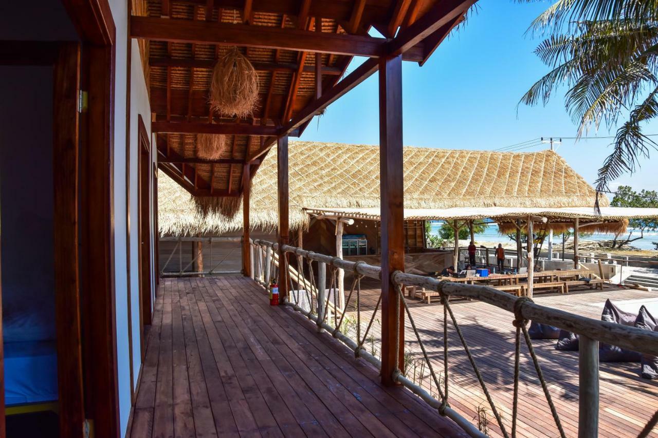 Mad Monkey Gili Trawangan Hostel Exterior photo The beach at the resort