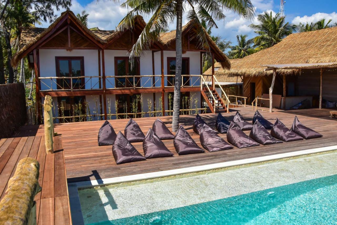 Mad Monkey Gili Trawangan Hostel Exterior photo The resort's pool