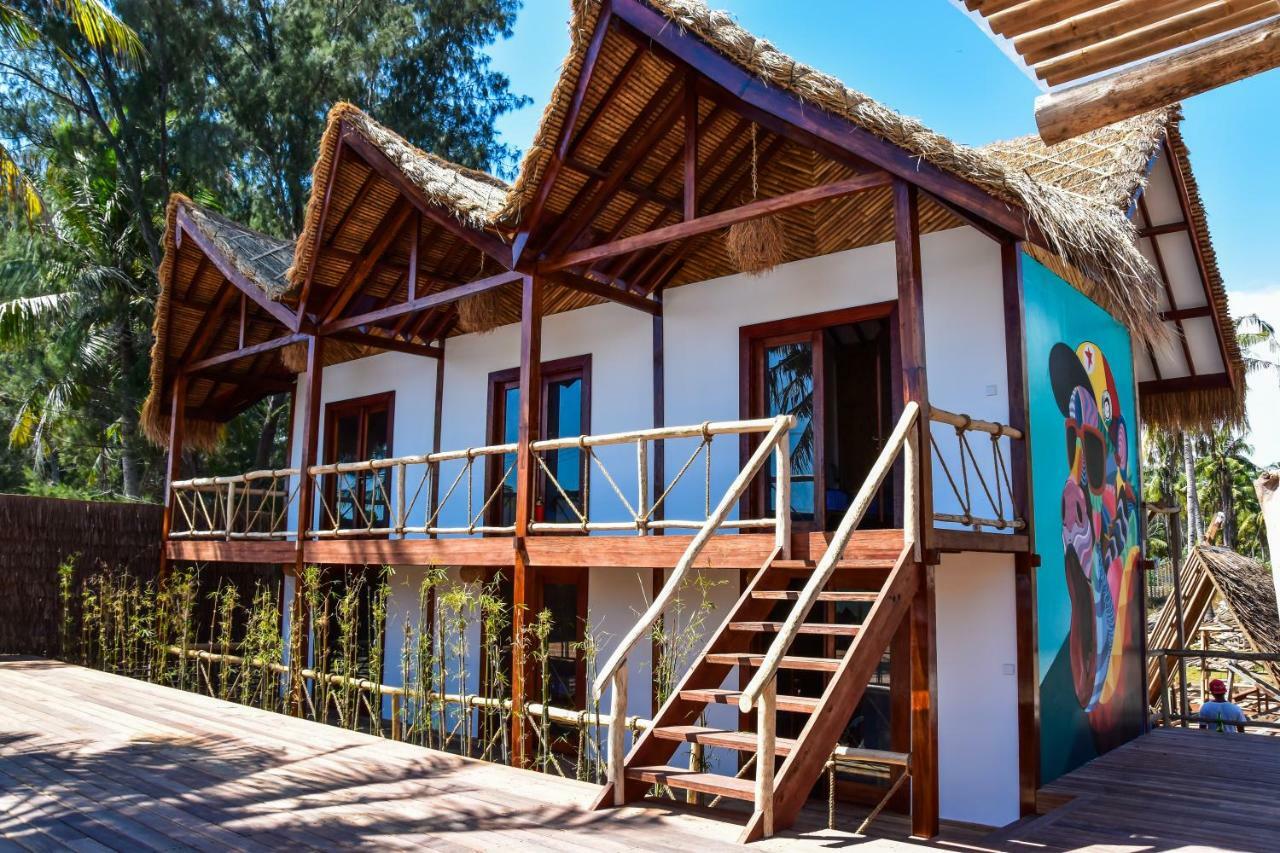 Mad Monkey Gili Trawangan Hostel Exterior photo The African House