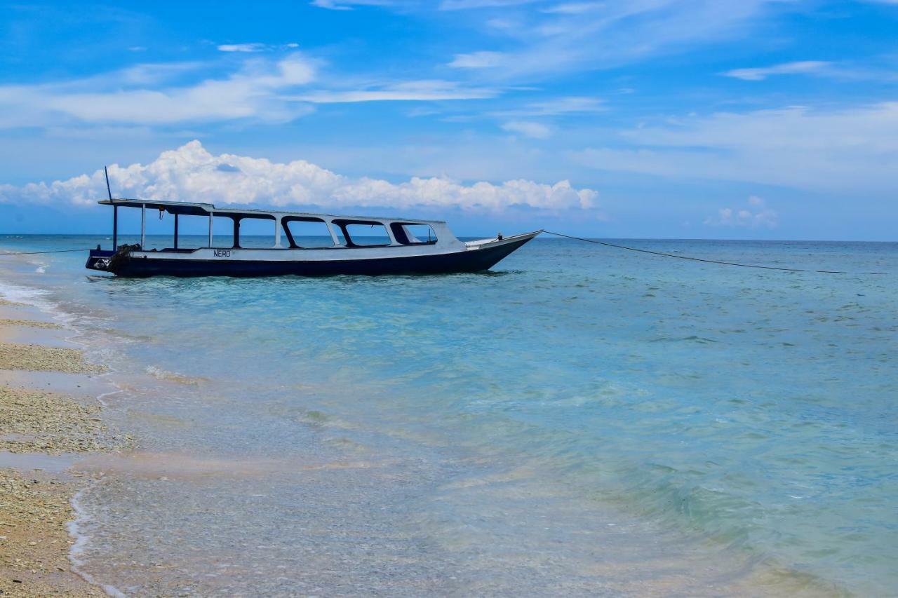 Mad Monkey Gili Trawangan Hostel Exterior photo A boat on the beach of Nusa Manado