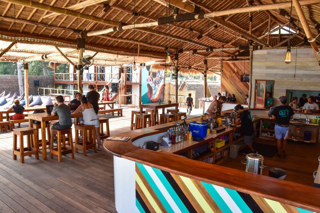 Mad Monkey Gili Trawangan Hostel Exterior photo The interior of the bar