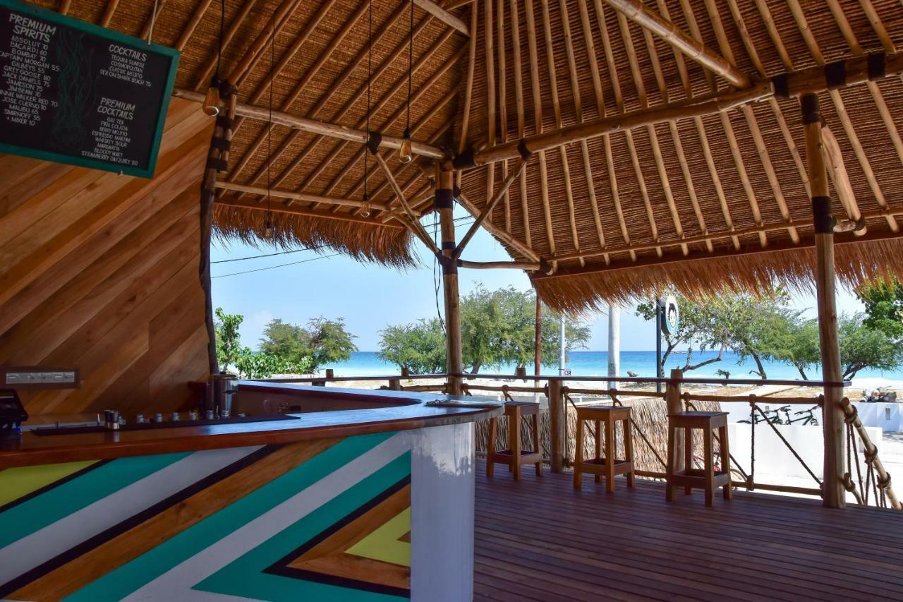 Mad Monkey Gili Trawangan Hostel Exterior photo The bar at the beach resort