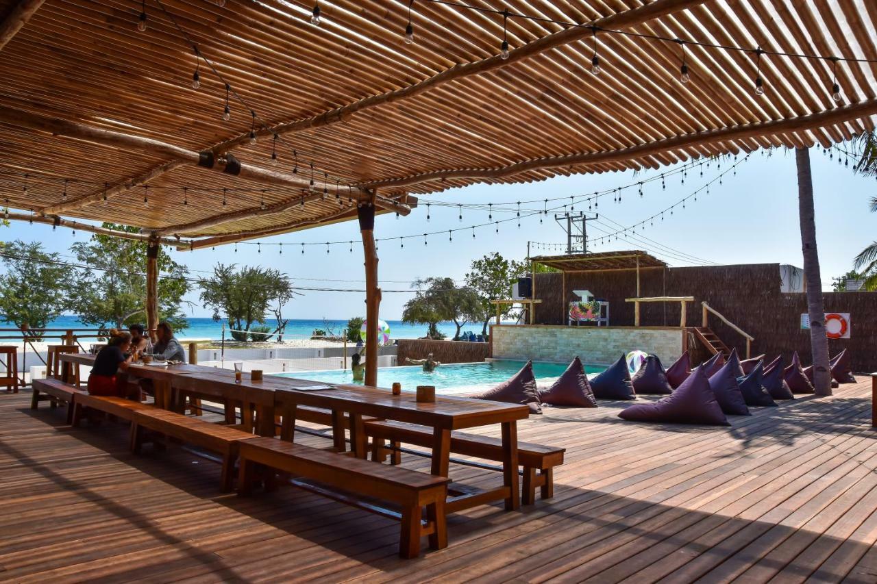 Mad Monkey Gili Trawangan Hostel Exterior photo The beach club at the resort