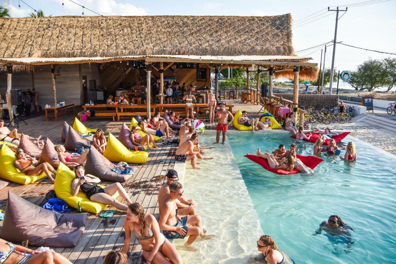 Mad Monkey Gili Trawangan Hostel Exterior photo The beach bar